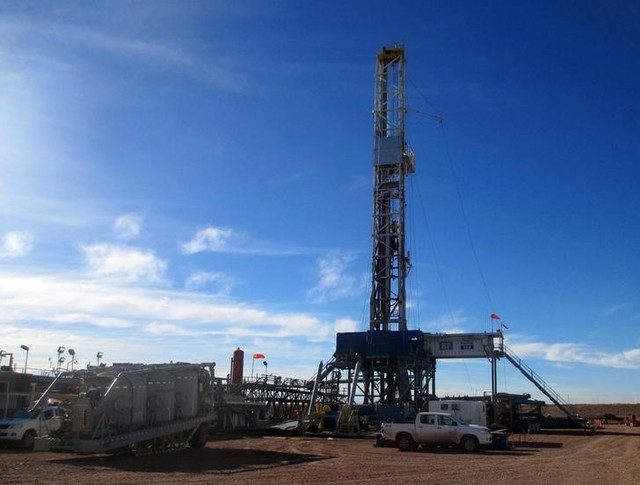 Una plataforma de perforación de petróleo y gas no convencional en el campo Loma Campana Vaca Muerta en la provincia argentina de Neuquén